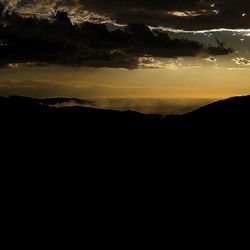 Due diversi bagliori senza luce