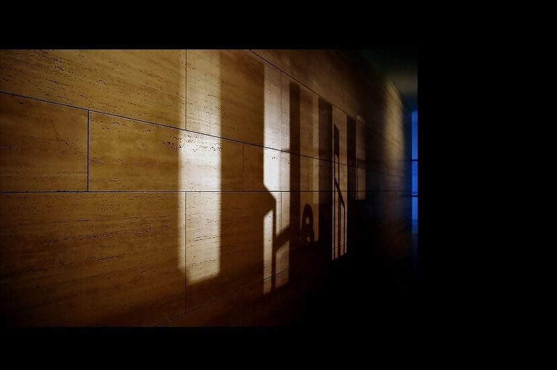 Un uscio l-accolga in silenzio