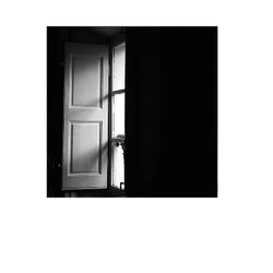 DANS LE CLAIR-OBSCUR DE LA PAGE