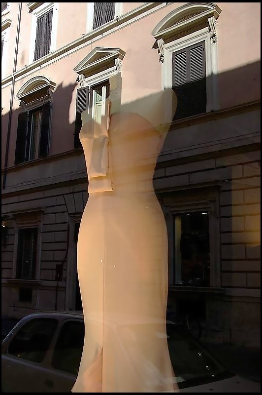 Un corps ébauché par les cieux  a formé la larme des villes