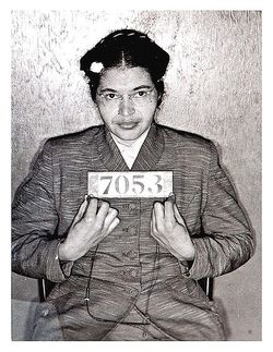 Rosa Parks, au lendemain de son arrestation le 22 février 1956 pendant la campagne de boycott des bus de Montgomery. Photo prise par la police d'Alabama Rosa_Parks_arrestation