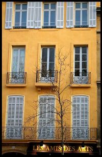 À force, on connaît son immeuble À force, on connaît son immeuble,