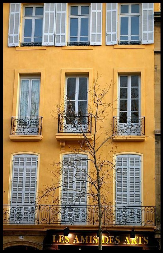 À force, on connaît son immeuble,