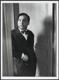 Pierre Reverdy sortant du bureau de la revue Minotaure par Brassai (1932)