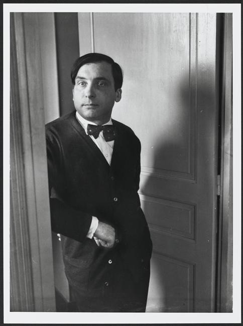 Pierre Reverdy sortant du bureau de la revue Minotaure par Brassai