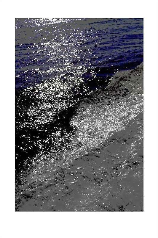 Bleu est seul, et mauve, et sans écriture