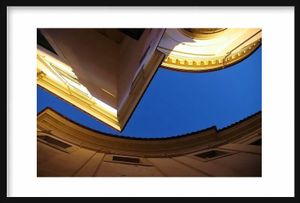 Le long d'une rue et son soleil oblique, on monte, on regarde