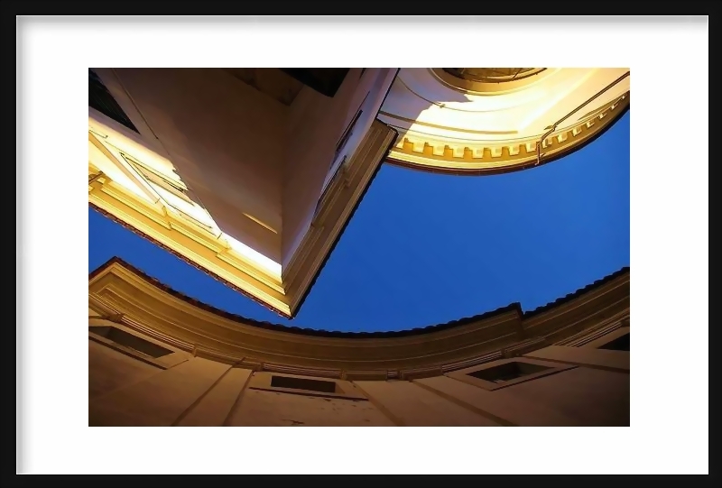 Le long d'une rue et son soleil oblique, on monte, on regarde