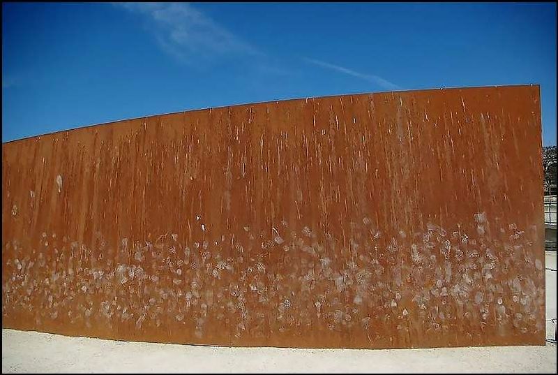 Le lyrisme, même le plus moderne, est l'ultime refuge de l'aura. - Clara Clara- sculpture de Richard Serra au jardin des Tuileries en  mars 2009