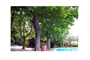 même lumière, mêmes couleurs, même faux bien-être, même apparente transparence. M-me lumi-re- m-mes couleurs- m-me faux bien--tre- m-me apparente transparence