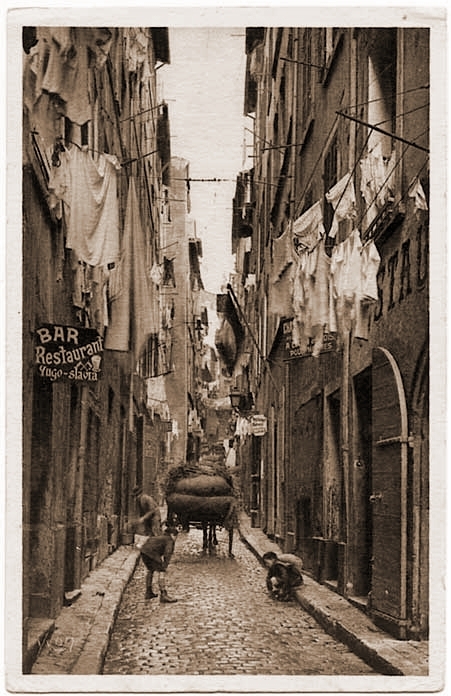 La_rue_que_j-avais_contempl-e_si_souvent_est_comme_une_section_faite_au_couteau.