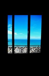 très loin dans mon souvenir, la trace des mots perdus : cristal, fenêtre, arbre, bruyère, bleu, bleu surtout. Très loin dans mon souvenir- la trace des mots perdus . fen-tre- .bleu- bleu surtout.