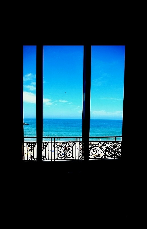 Très loin dans mon souvenir- la trace des mots perdus . fen-tre- .bleu- bleu surtout.