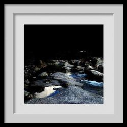 Encre sombre en eau claire