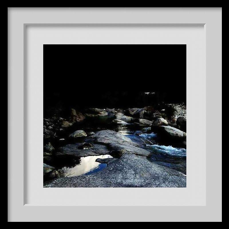 Encre sombre en eau claire