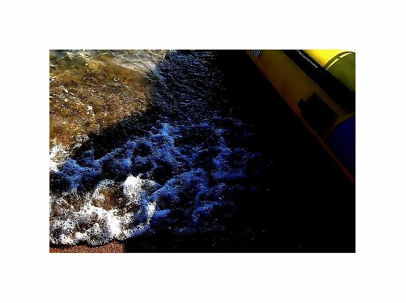 Les eaux se brisent- toutes blanches