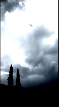 L’air d’un blanc déjà cru qui devient éblouissant quand déferle un de ces nuages farouchement noirs sur le paysage. Quand déferle un de ces nuages farouchement noirs sur le paysage