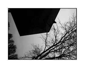 en tournant la tête ici, nous pensons là