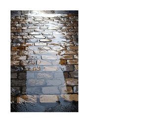 les trottoirs mouillés reflètent bien plus que la pluie Les trottoirs mouill2s