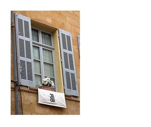 les fenêtres fermées offrent en plusieurs strates les traces visibles de l'impermanence du temps Les fen-tres fermées