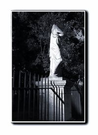 Le silence qui manque, bris atterré du miroir, sceau rompu des vues-