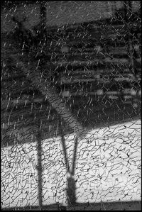 Une vitre f-l-e dans la fen-tre d-en bas