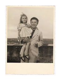 Portrait d'André Breton avec sa fille Aube, 1940