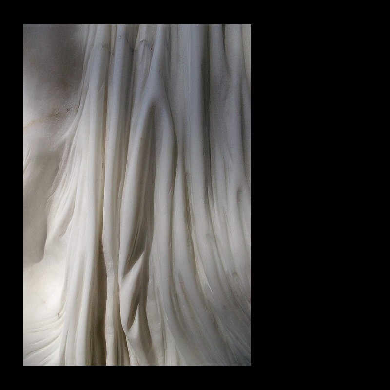 -trange de parler ici de lumi-re