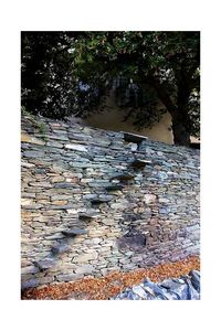 Una scala sale e poi si ferma \ un escalier monte puis s'arrête. Una scala sale e poi si ferma- un escalier monte puis s-arr-te.