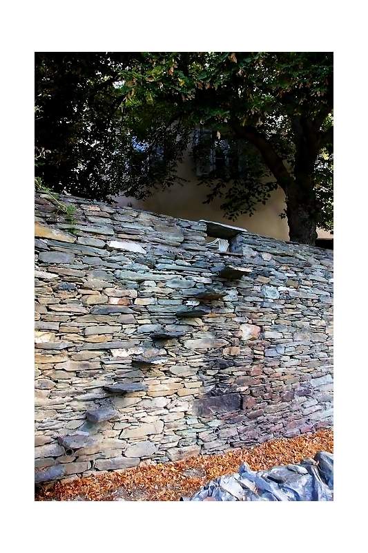 Una scala sale e poi si ferma- un escalier monte puis s-arr-te.