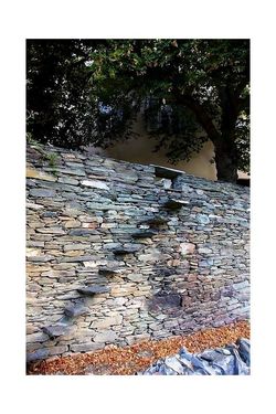 Una scala sale e poi si ferma \ un escalier monte puis s'arrête. Frisa2