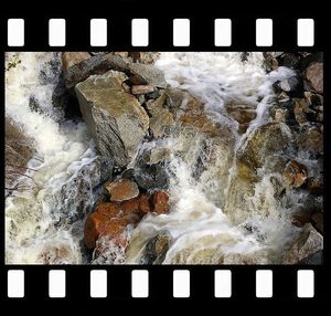 comme en été près du torrent nous nous laissons bercer par cette voix d'eau et d'écumes Bercer par cette voix d-eau et d--cumes