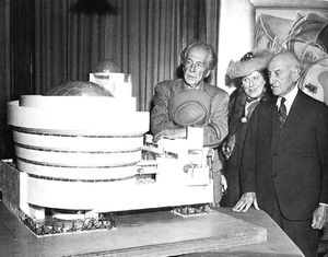 Frank-lloyd-Wright- et hilla devant la maquette du GUg