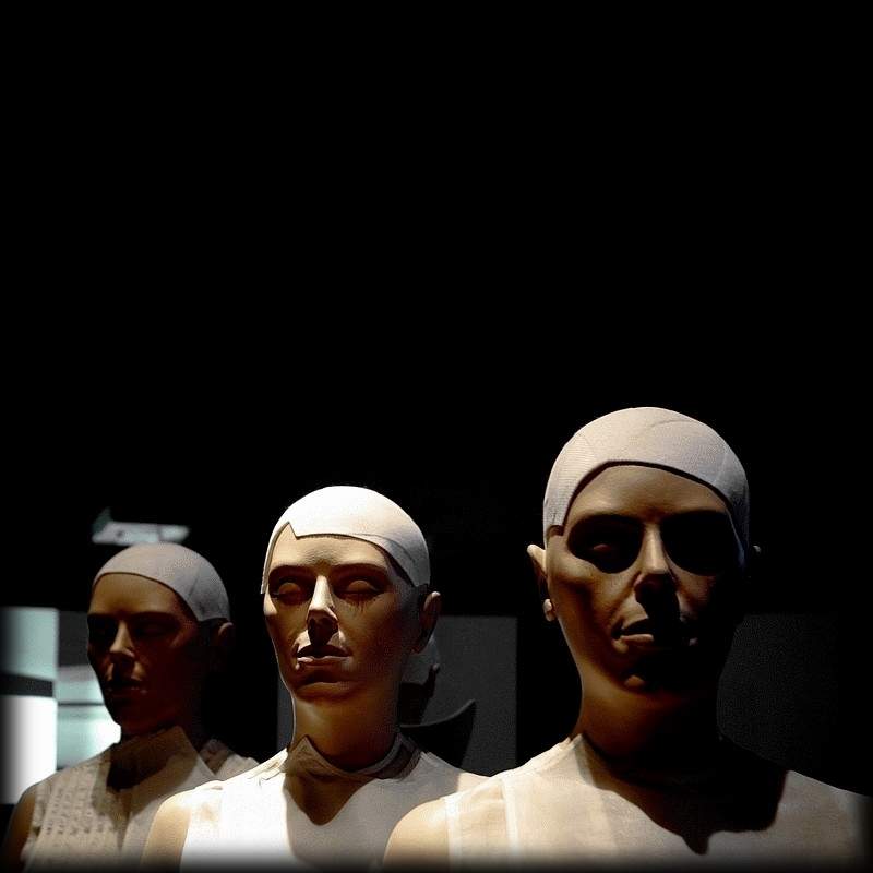 Des visages obscurs les écrivent comme on se jette contre la mort