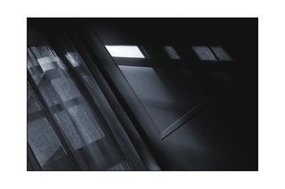 J'ai dessiné ce refuge que les fantômes, ou les rêves, m'ont dicté. J-ai dessin- ce refuge que les fant-mes- ou les r-ves- m-ont dict-.