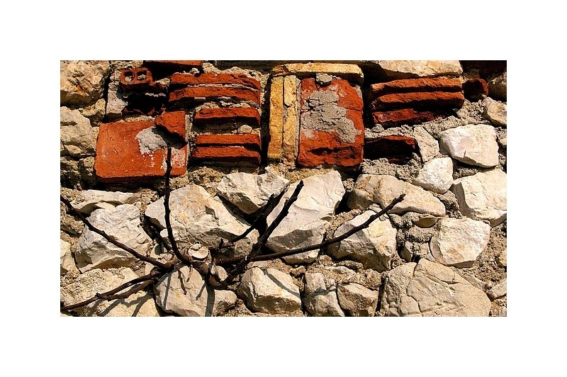 C-est la route des fables la route des gen-ts Que bordent les noirs sourires d-enracin-s