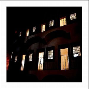 Une lumière lourde de silence Une lumière lourde de silence