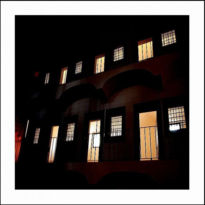 Une lumière lourde de silence