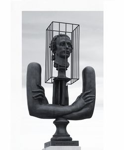 Le Marquis de Sade-  au ch-teau de Lacoste- sculpture de  Yasuo Mizui