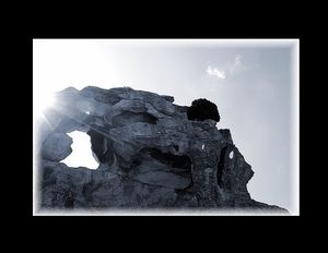 Ciel dévorant un bout du calcaire ou lames de mer recrachées par les portes minérales et séchées illico par les vents tranchants. Ciel d-vorant un bout du calcaire ou lames de mer recrach-es par les portes min-rales et s-ch-es illico par les vents tranchants.