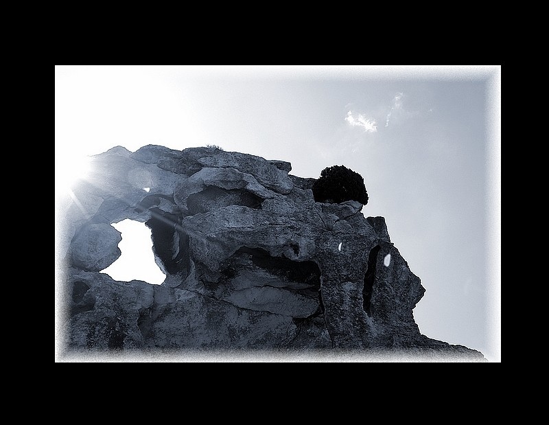 Ciel d-vorant un bout du calcaire ou lames de mer recrach-es par les portes min-rales et s-ch-es illico par les vents tranchants.