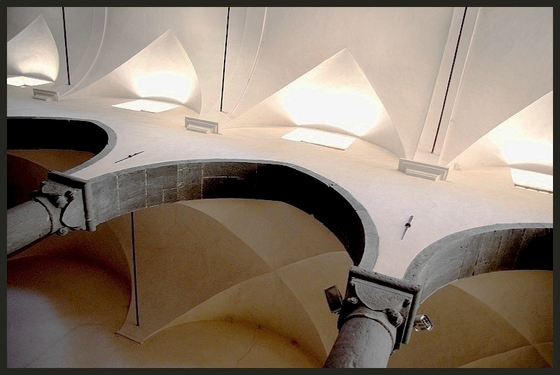 Je suis entr- dans l--glise Sainte-Marie. Il y faisait frais.