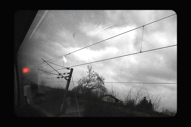 Le train poursuit sa course- la sc-ne dispara-t. Je cherche en vain par la fen-tre la suite de la sc-ne (1)