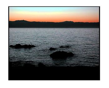 Le lac présente une surface merveilleusement transparente et le ressac se brise dans un murmure contre le rivage. JOUR SANS CONTOUR