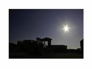 Là, où l'obscurité s'éclaire du silence