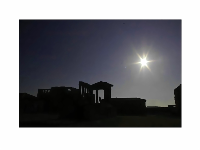 Là, où l'obscurité s'éclaire du silence