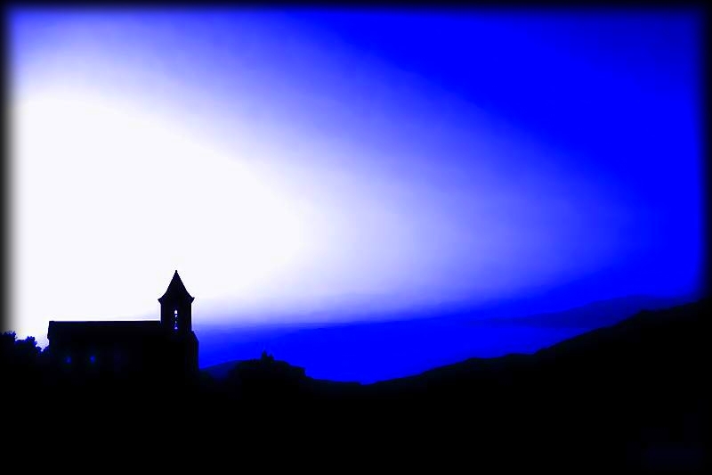 COTI CHIAVARI le visage tourn- vers la mer- semblant surgir du paysage avec la soudainet- d-un tour de magie