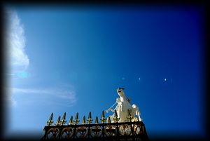 Ta force vive avec ta voix qui l'emporte sur ton vol Ta force vive avec ta voix qui l-emporte sur ton vol