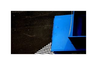 Quant à Dominique Buisset, à quoi bon chercher à savoir s’il habite à Paris ou en Corse ? G-om-trie complexe 3