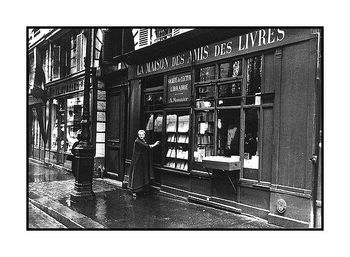 Adrienne Monnier devant La Maison des Amis des Livres2 La Maison des Amis des Livres2